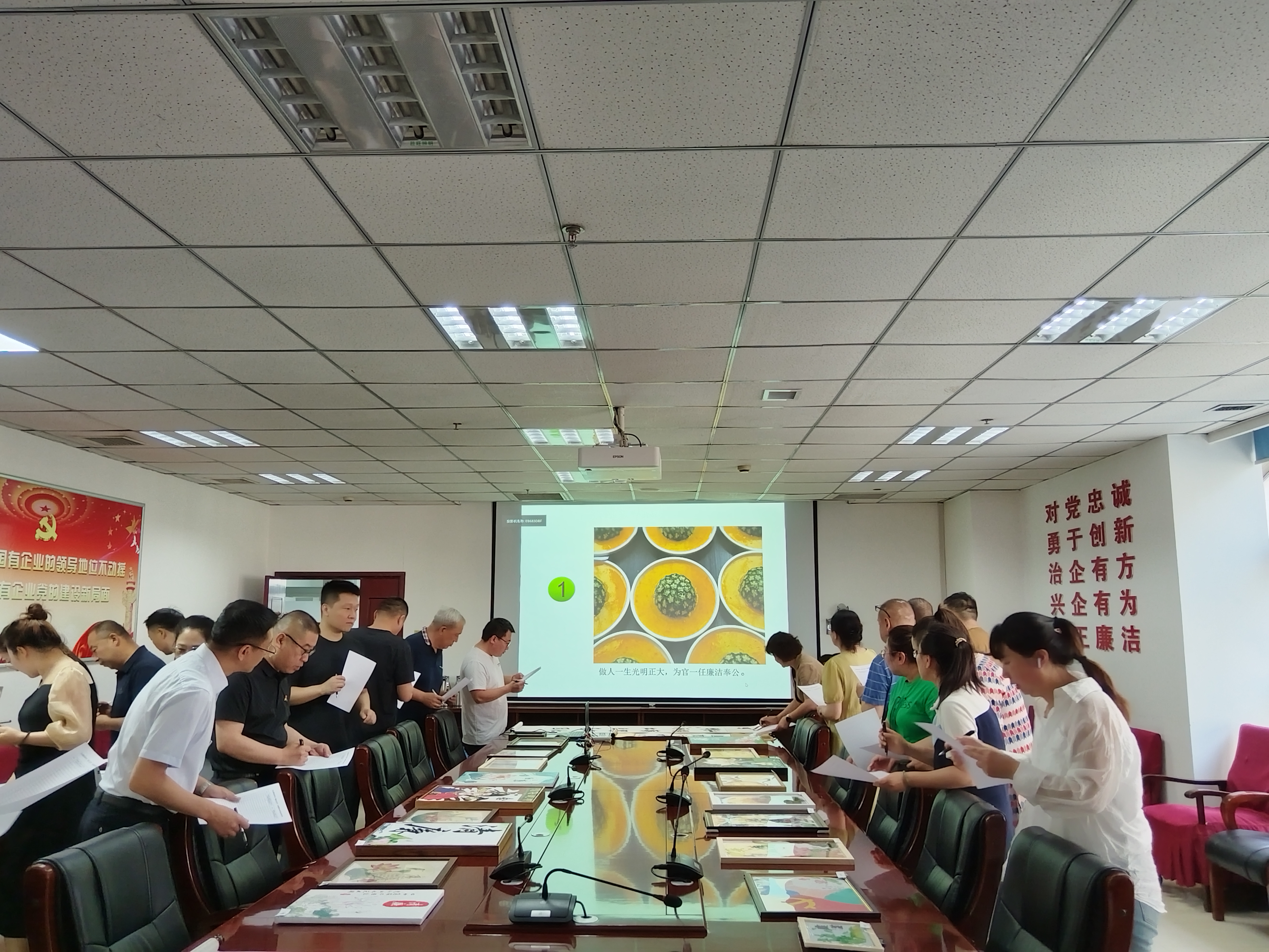 1753259774909687.jpg 開展“廉潔文化月”書畫攝影作品展評活動.jpg